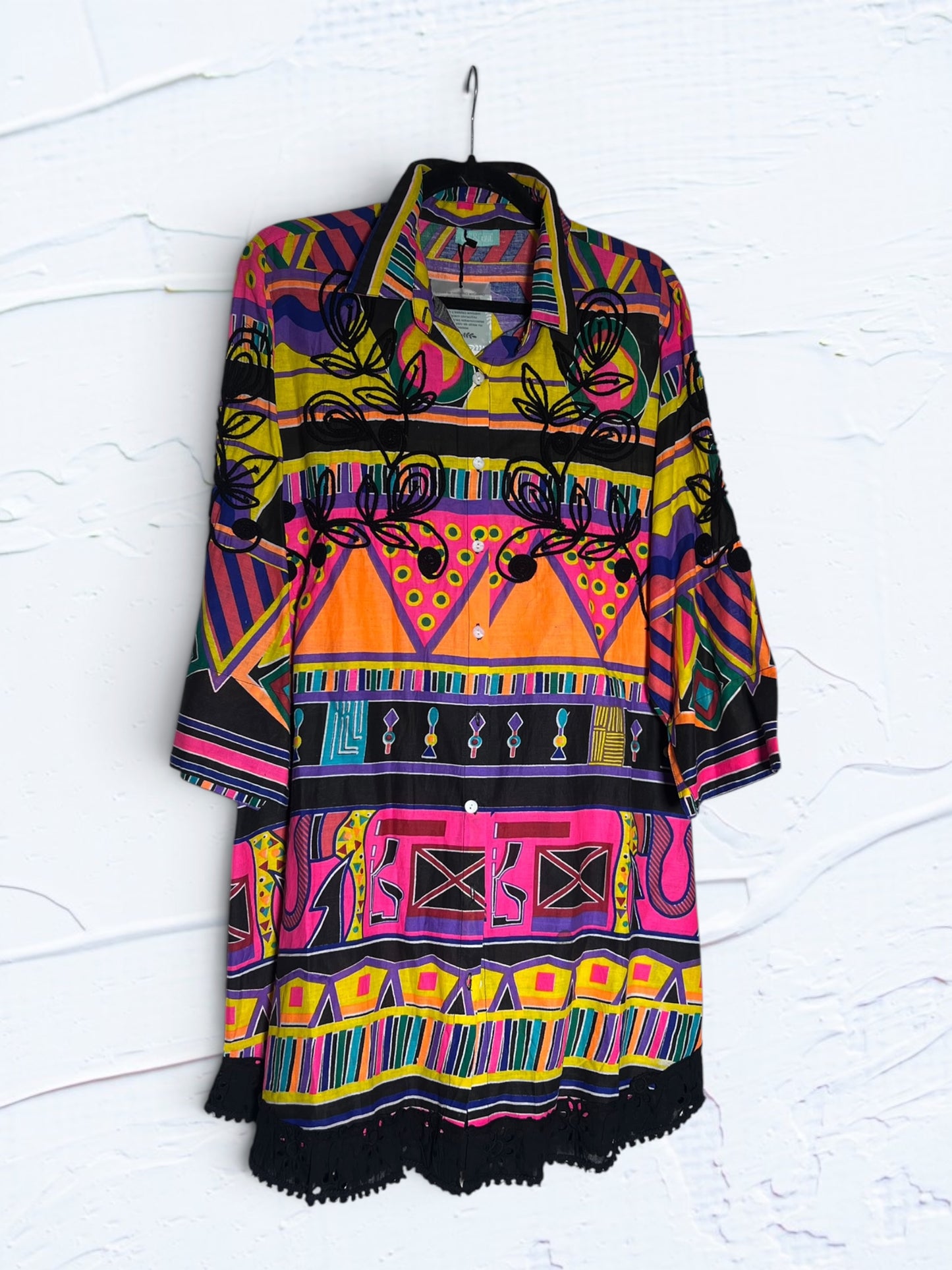 Vestido camisero corto 100% algodón estampado con bordados negros
