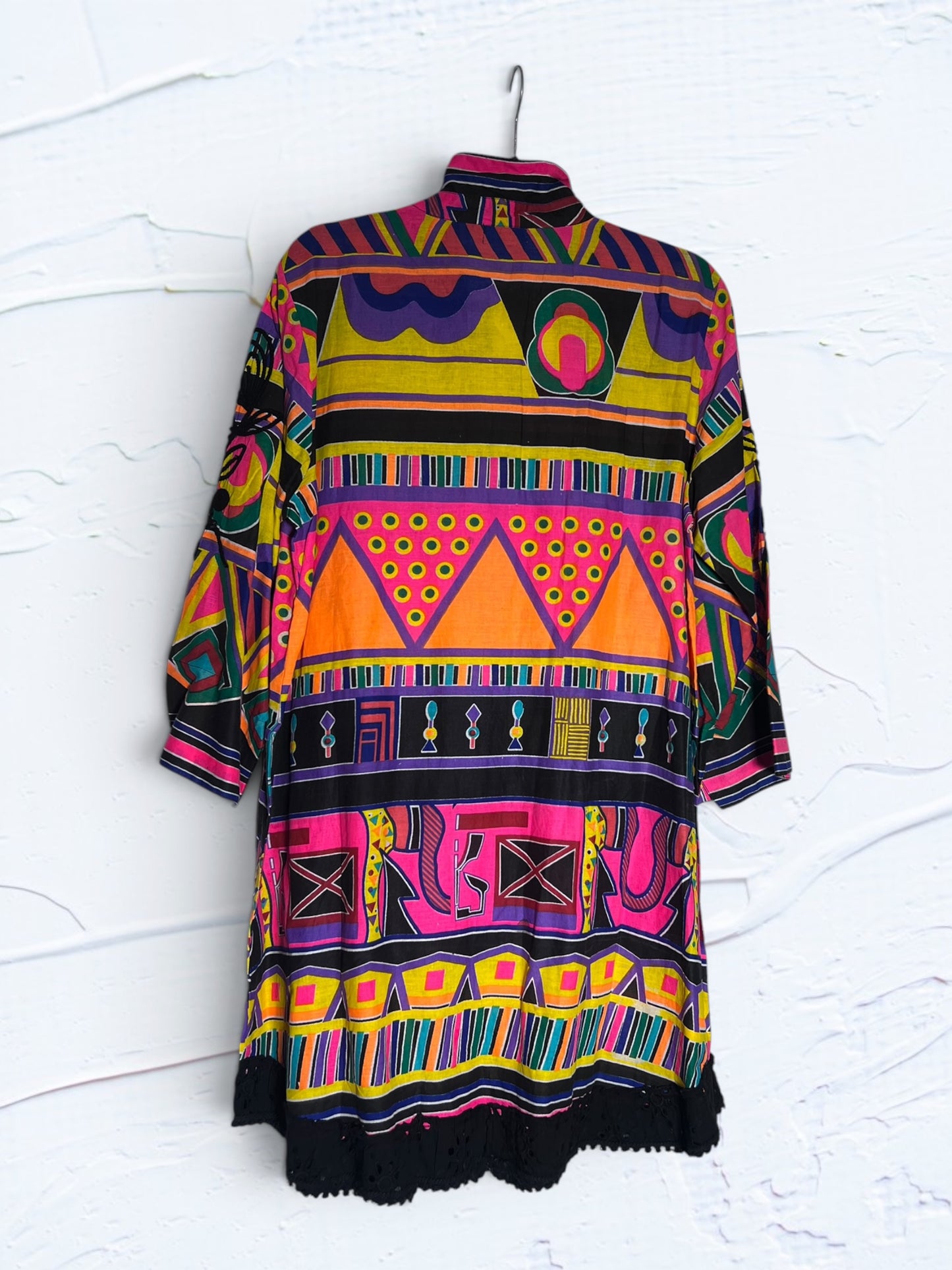 Vestido camisero corto 100% algodón estampado con bordados negros