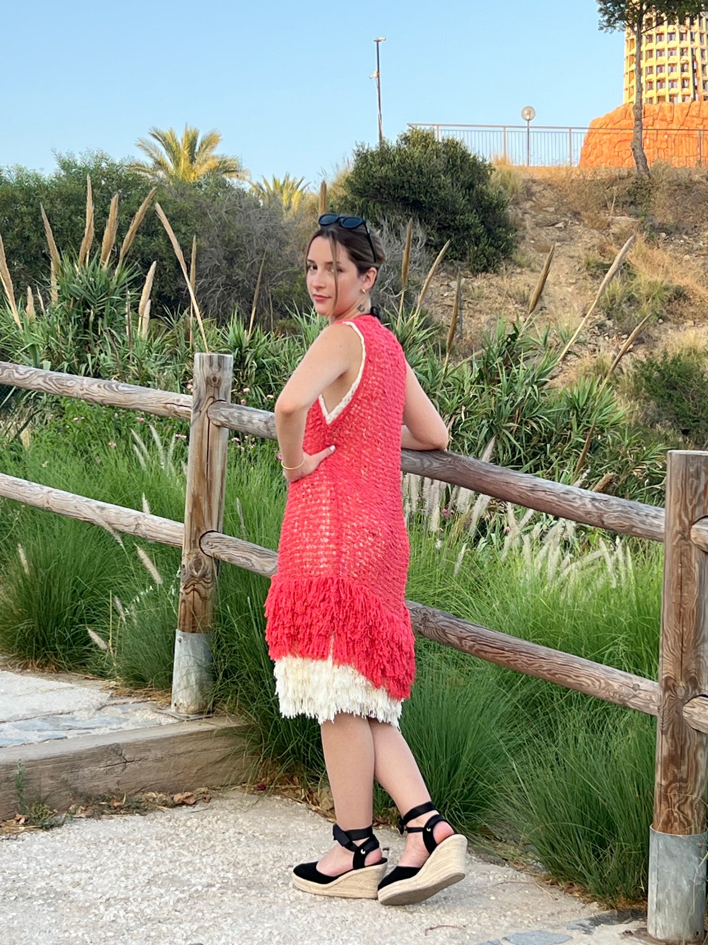 Chaleco de Punto con Flecos – Estilo Boho Chic