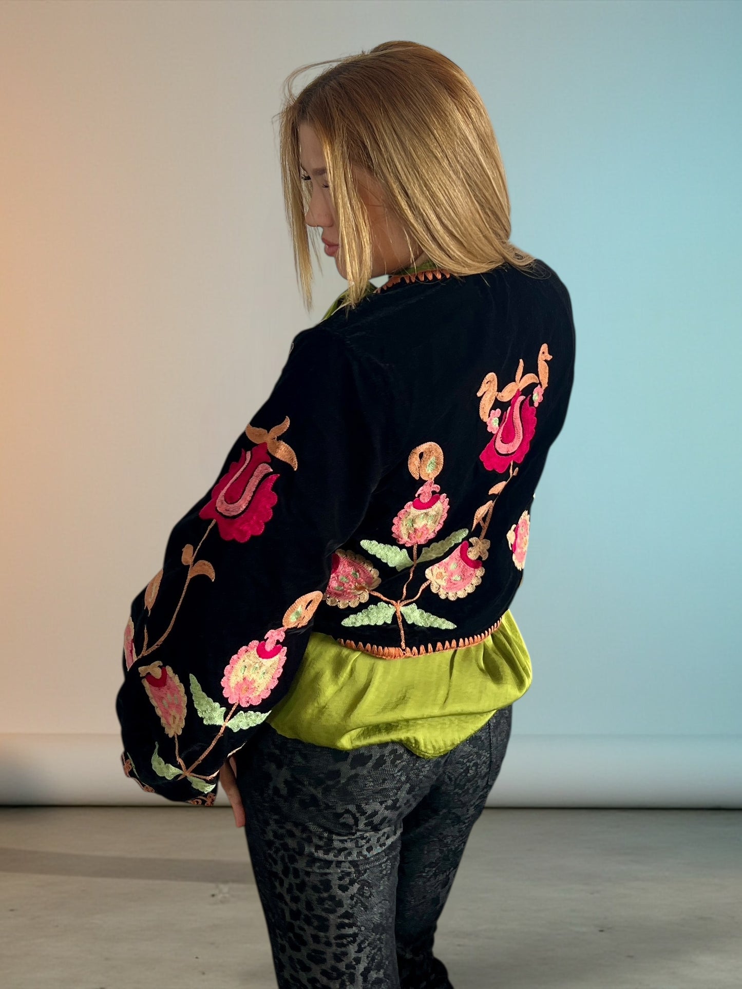 Bolero Corto de Terciopelo Bordado Floral – Hecho en India