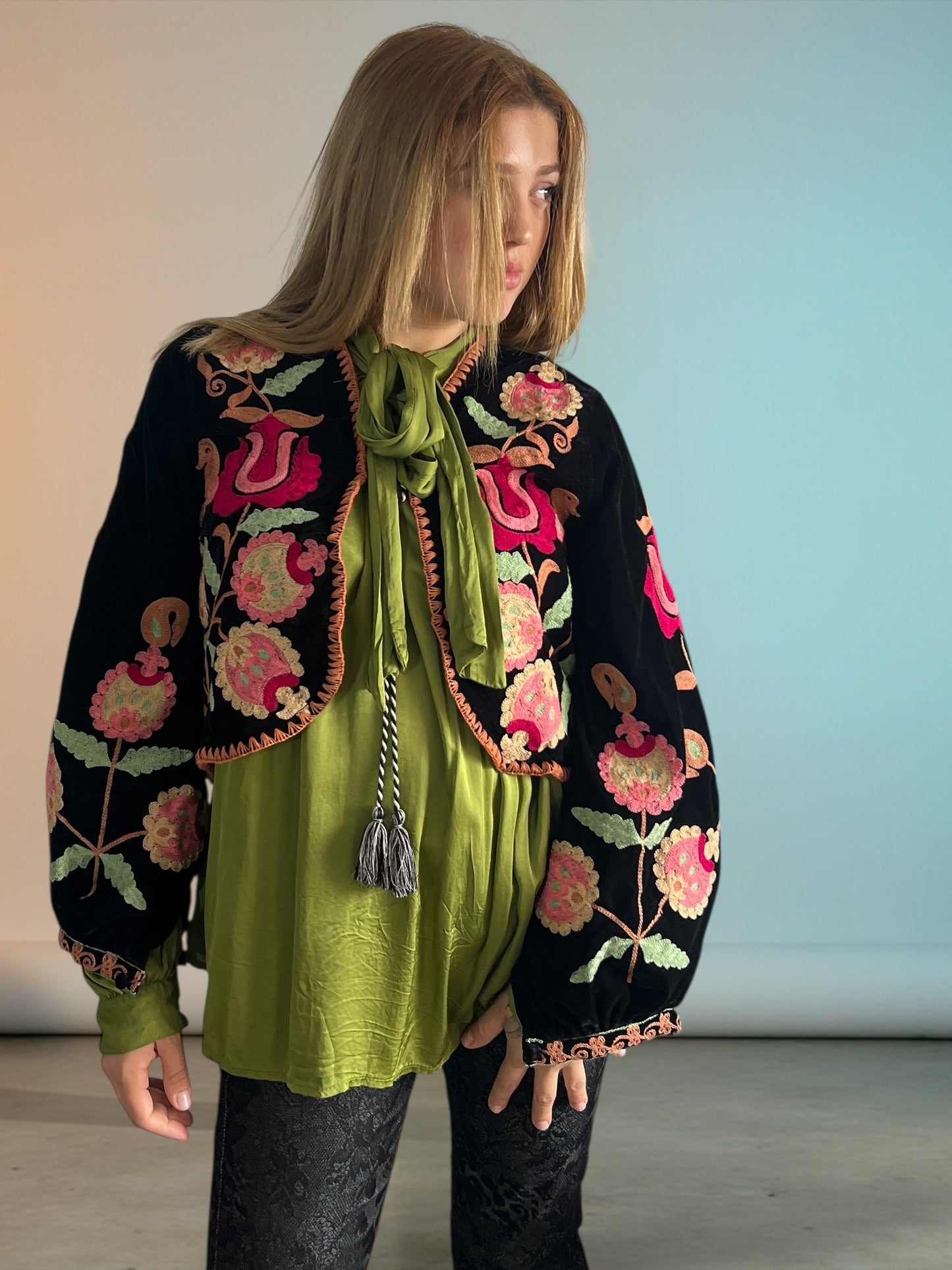 Bolero Corto de Terciopelo Bordado Floral – Hecho en India