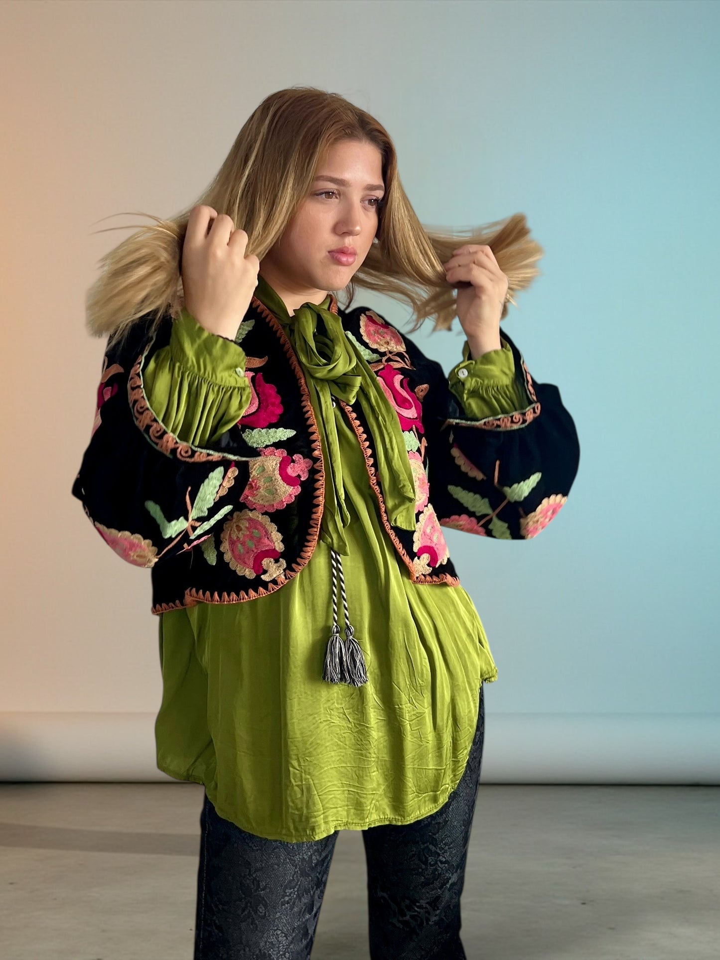 Bolero Corto de Terciopelo Bordado Floral – Hecho en India