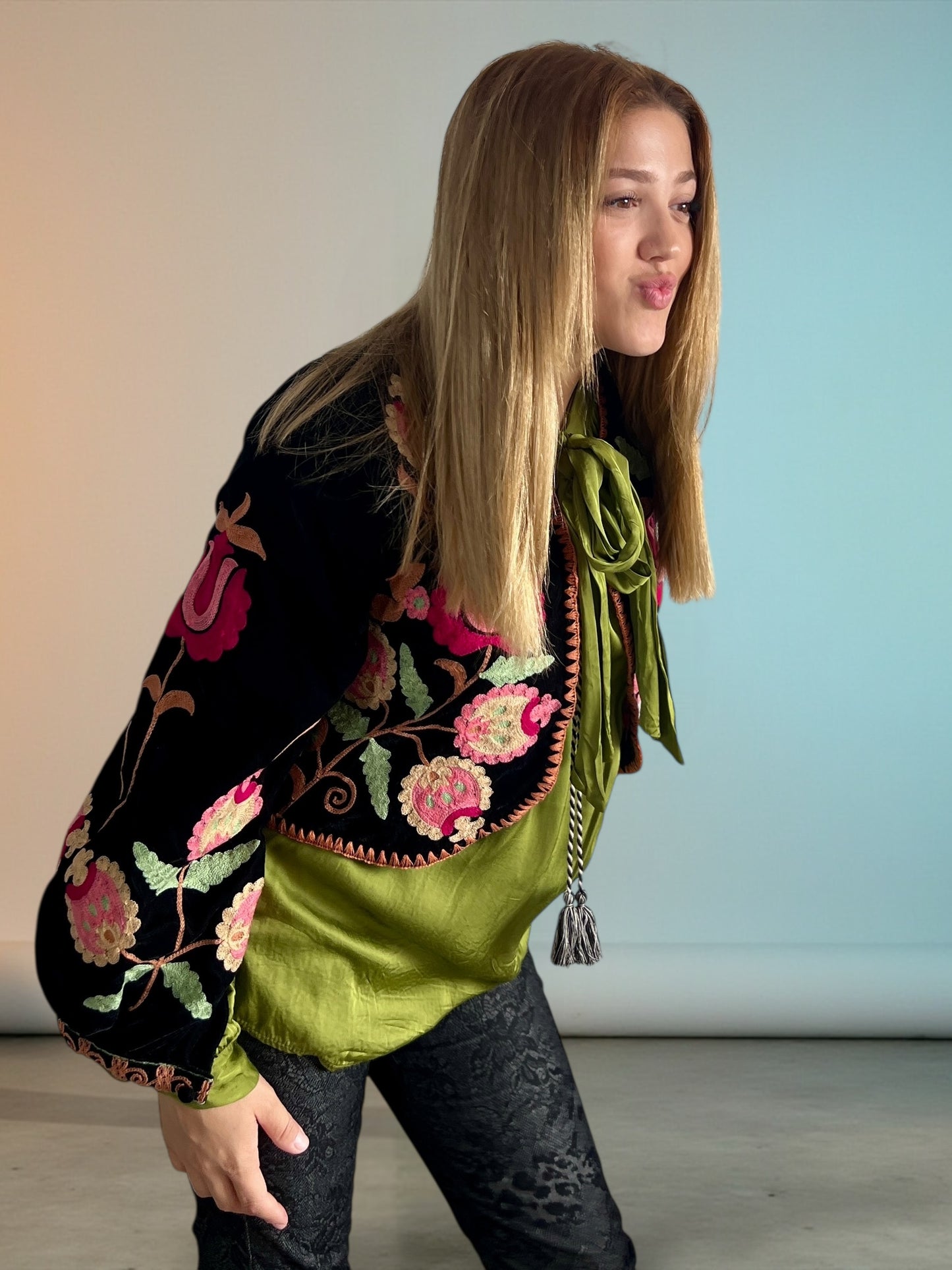 Bolero Corto de Terciopelo Bordado Floral – Hecho en India