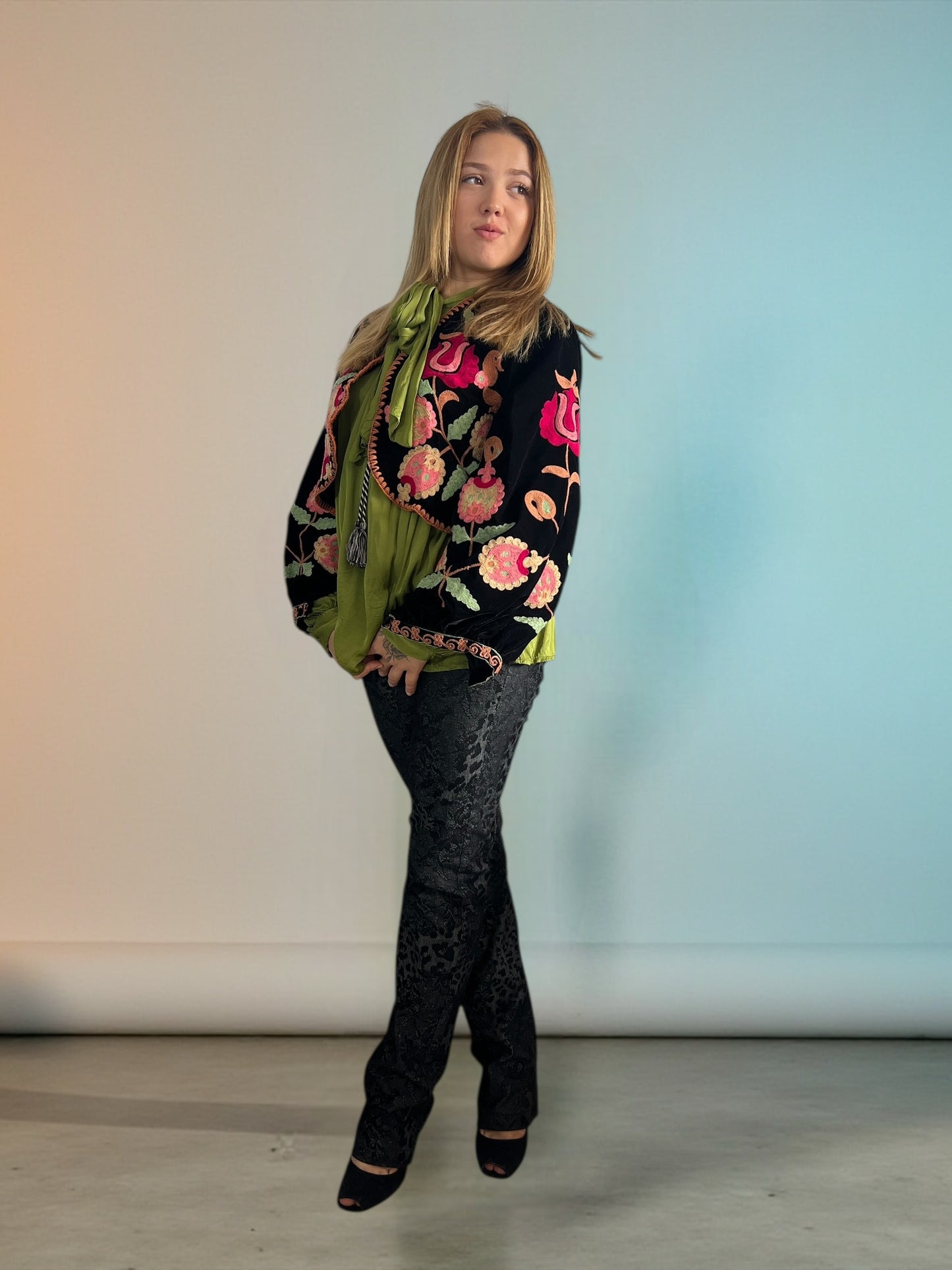 Bolero Corto de Terciopelo Bordado Floral – Hecho en India