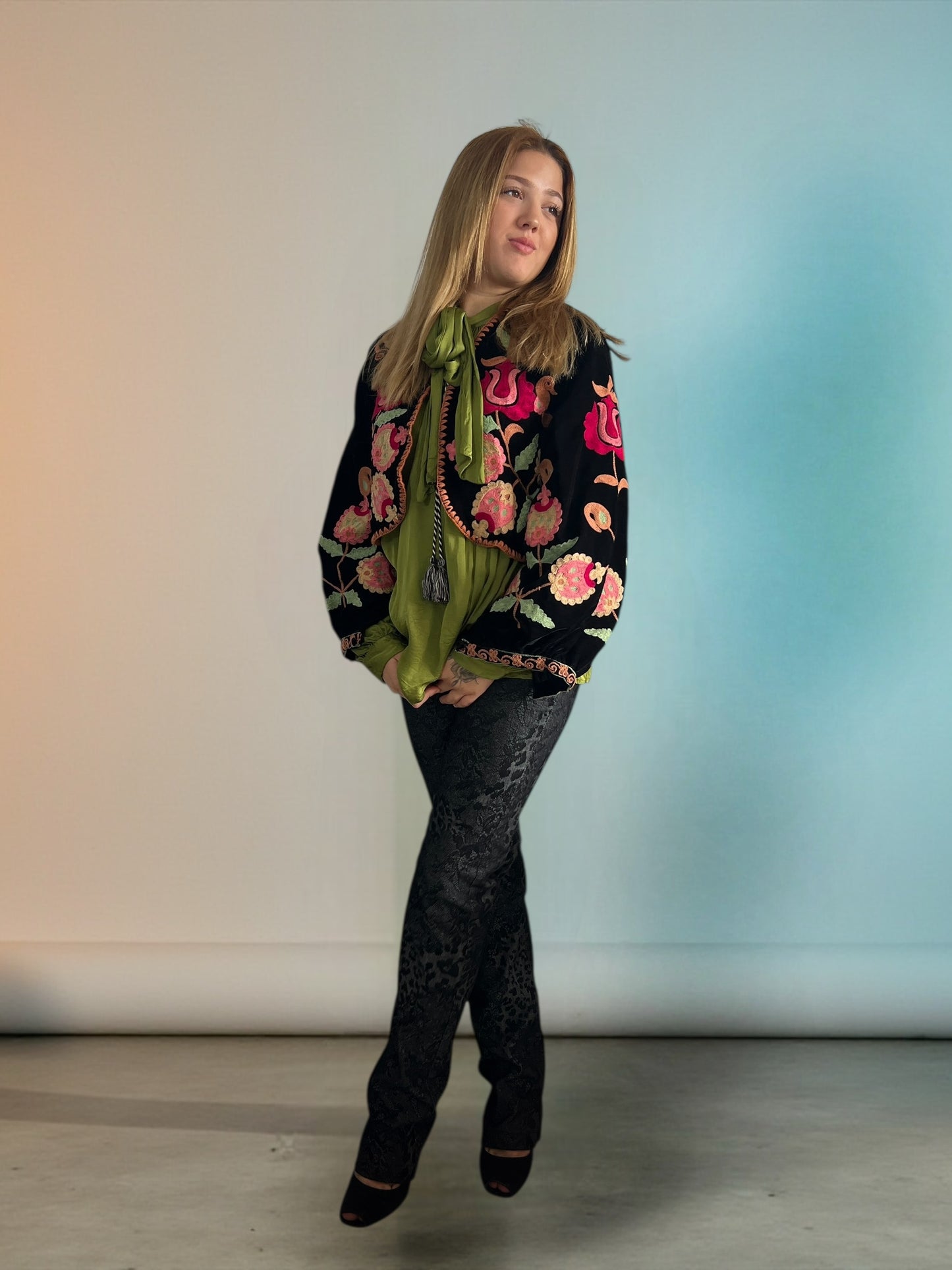 Bolero Corto de Terciopelo Bordado Floral – Hecho en India