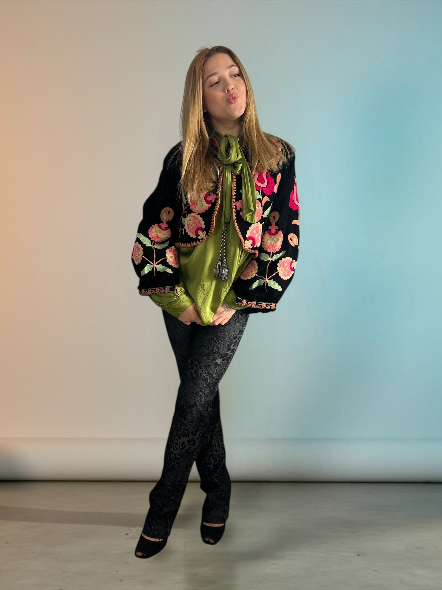 Bolero Corto de Terciopelo Bordado Floral – Hecho en India