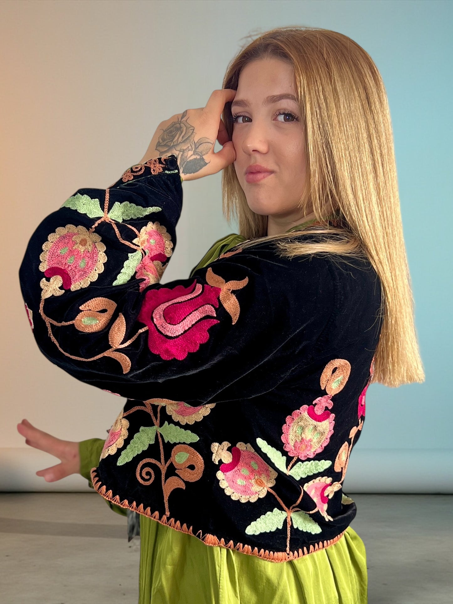 Bolero Corto de Terciopelo Bordado Floral – Hecho en India