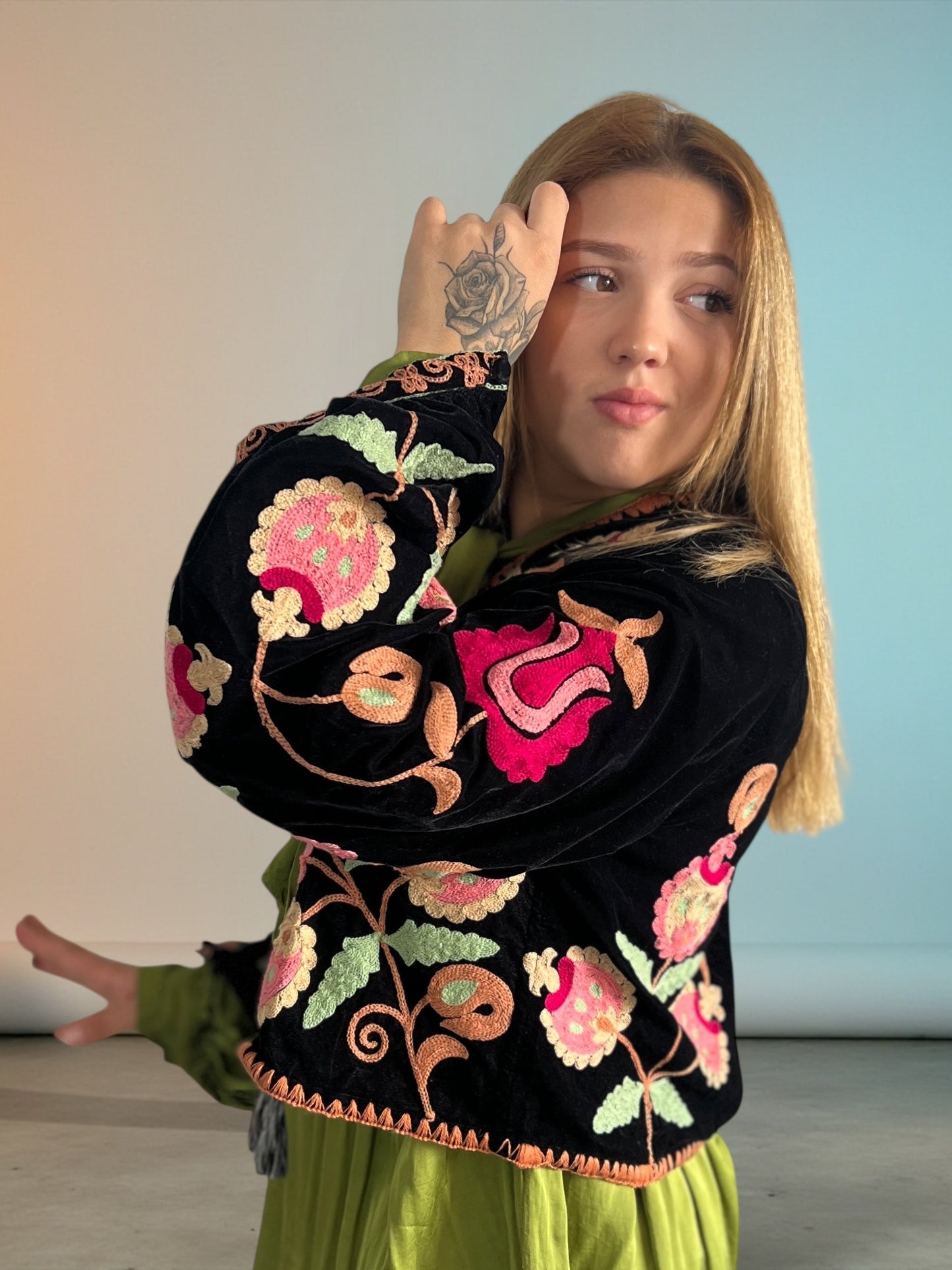 Bolero Corto de Terciopelo Bordado Floral – Hecho en India