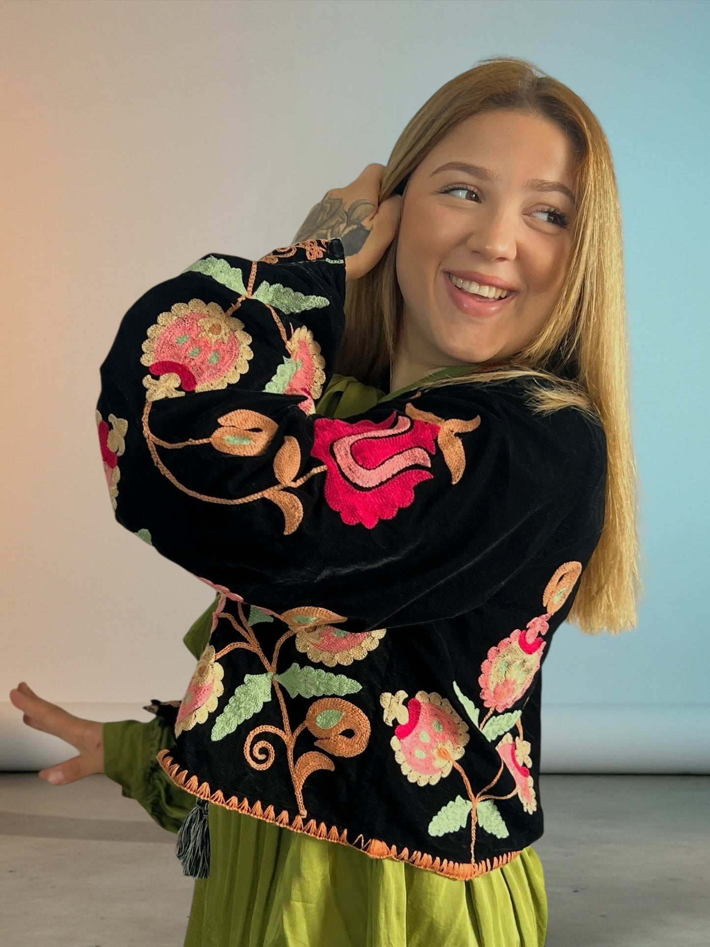 Bolero Corto de Terciopelo Bordado Floral – Hecho en India