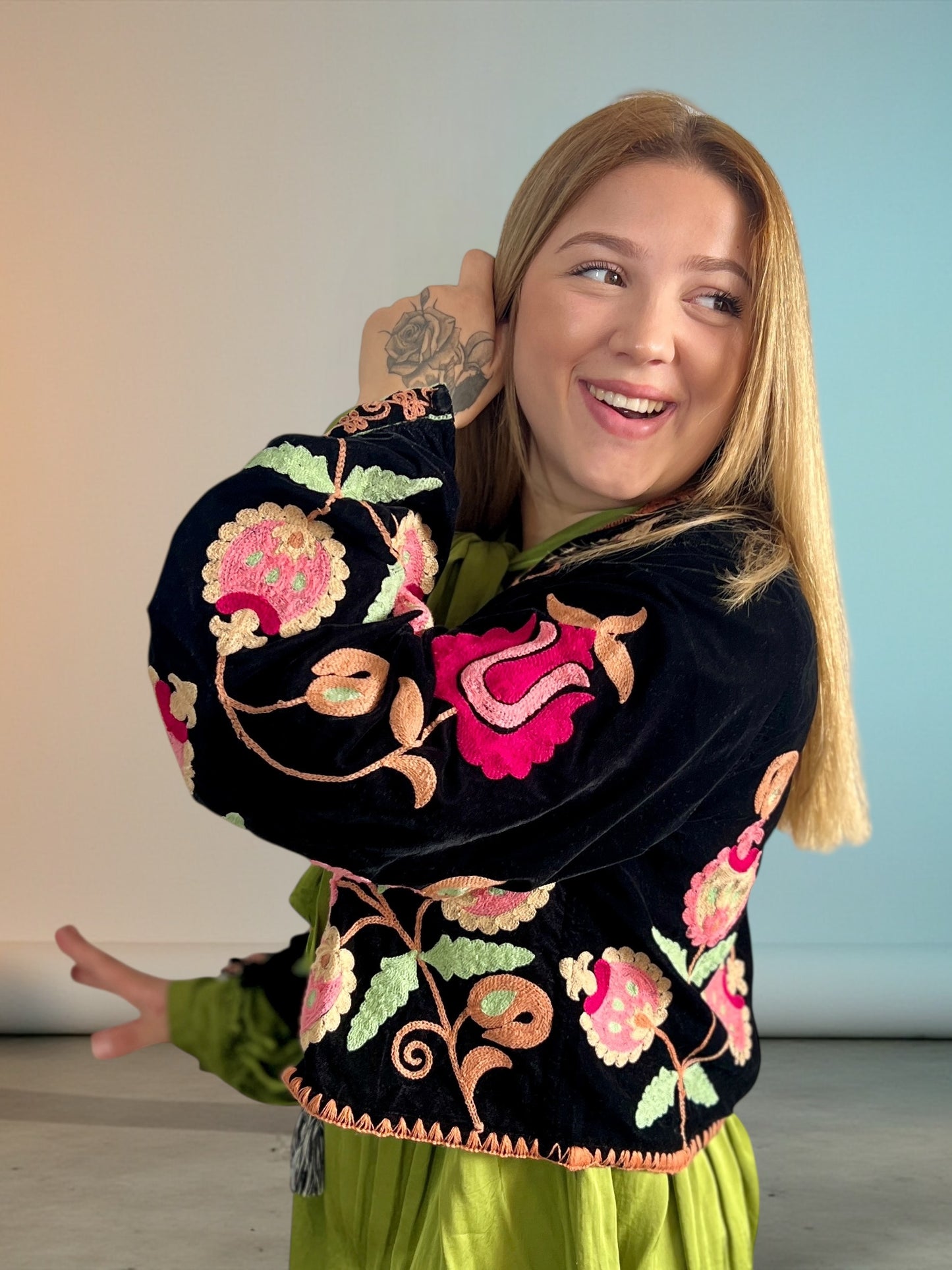 Bolero Corto de Terciopelo Bordado Floral – Hecho en India