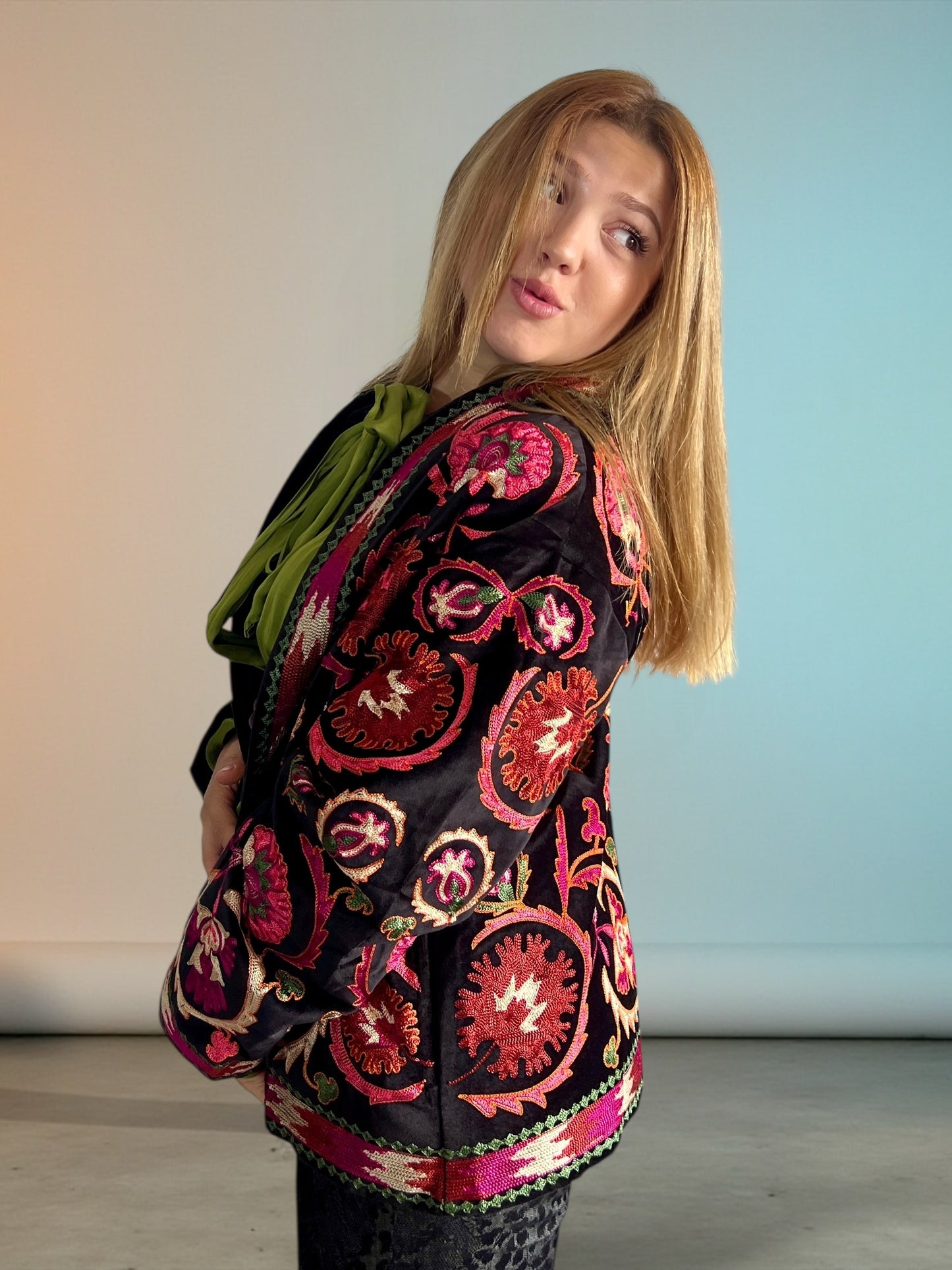 Kimono Corto de Terciopelo Bordado – Hecho en India