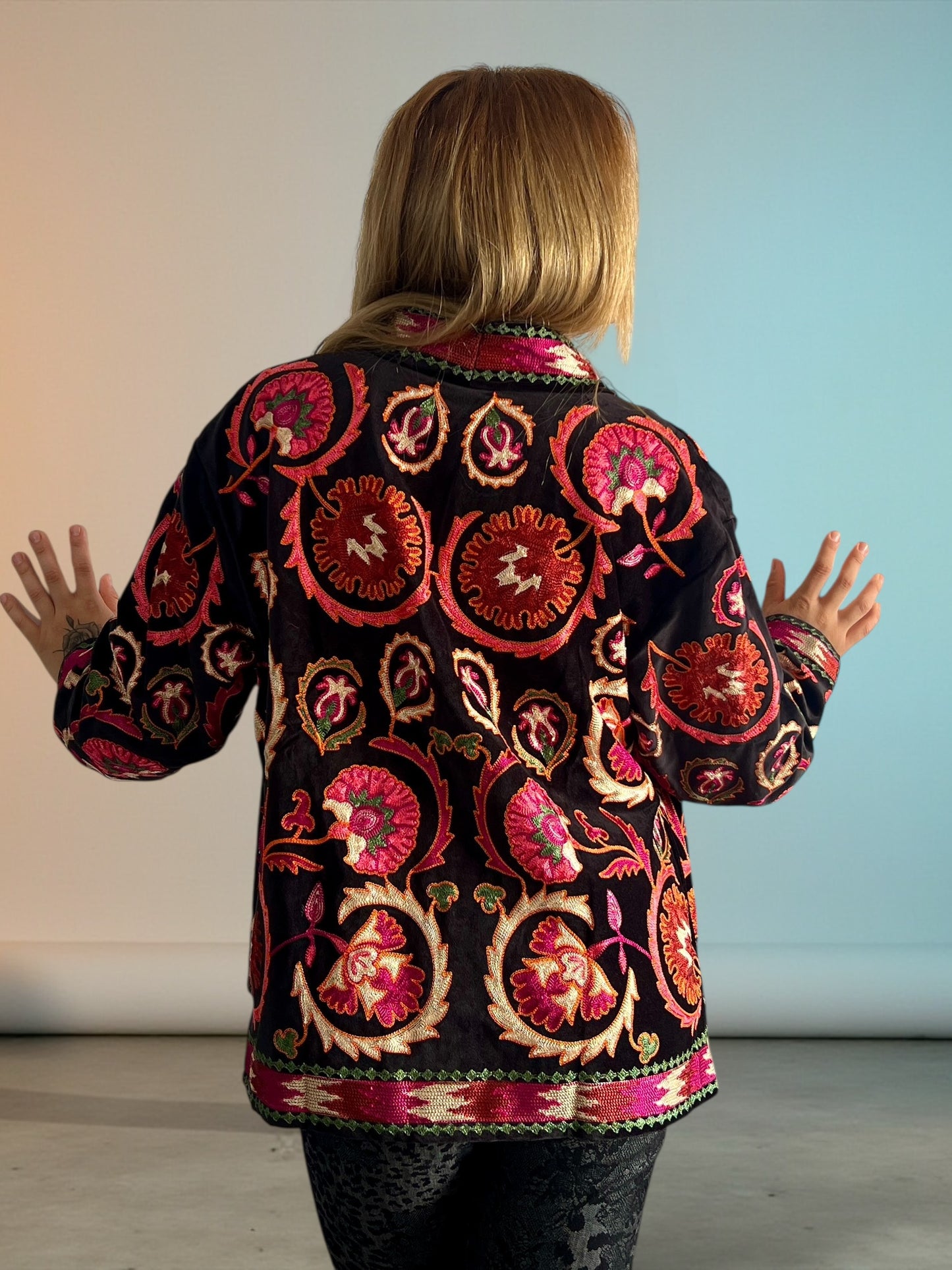 Kimono Corto de Terciopelo Bordado – Hecho en India