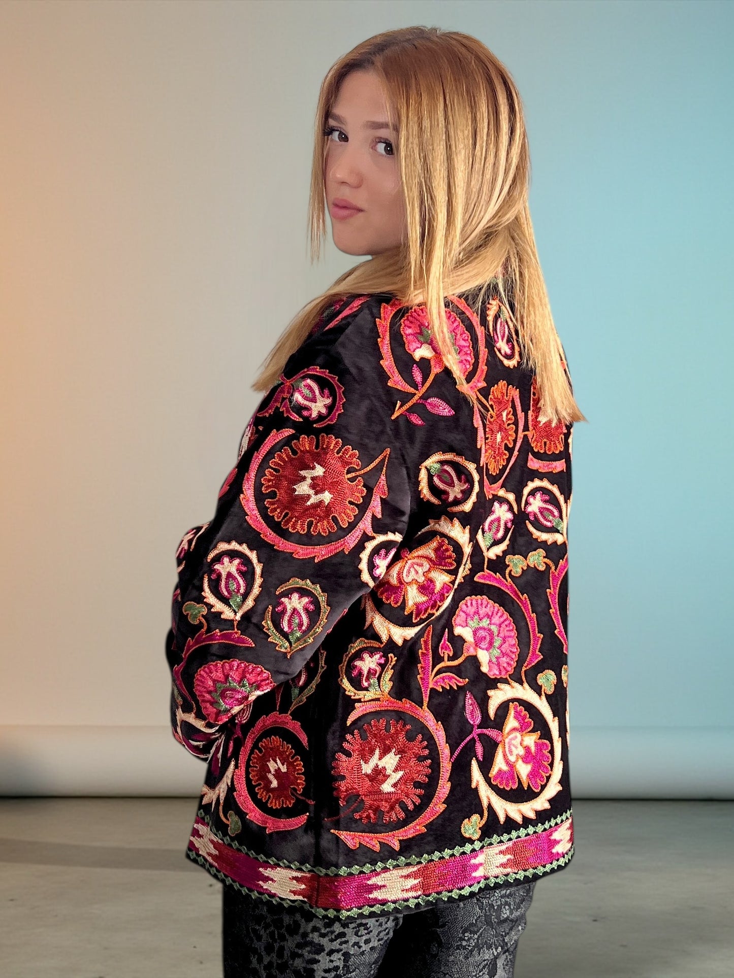 Kimono Corto de Terciopelo Bordado – Hecho en India