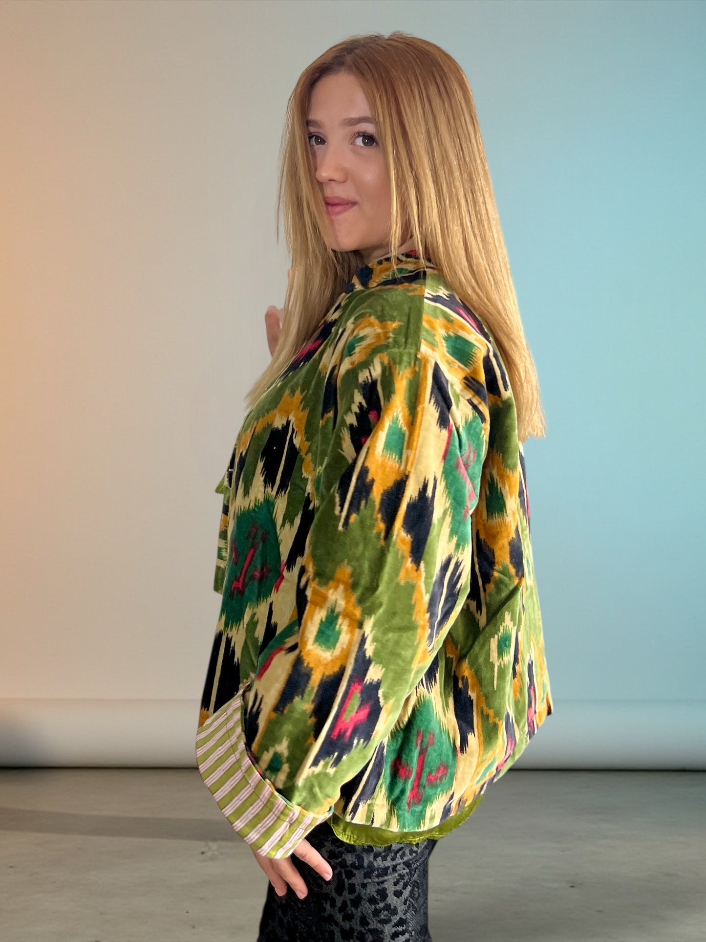 Chaqueta de Terciopelo Estampado con Cuello Mao – Hecha en India