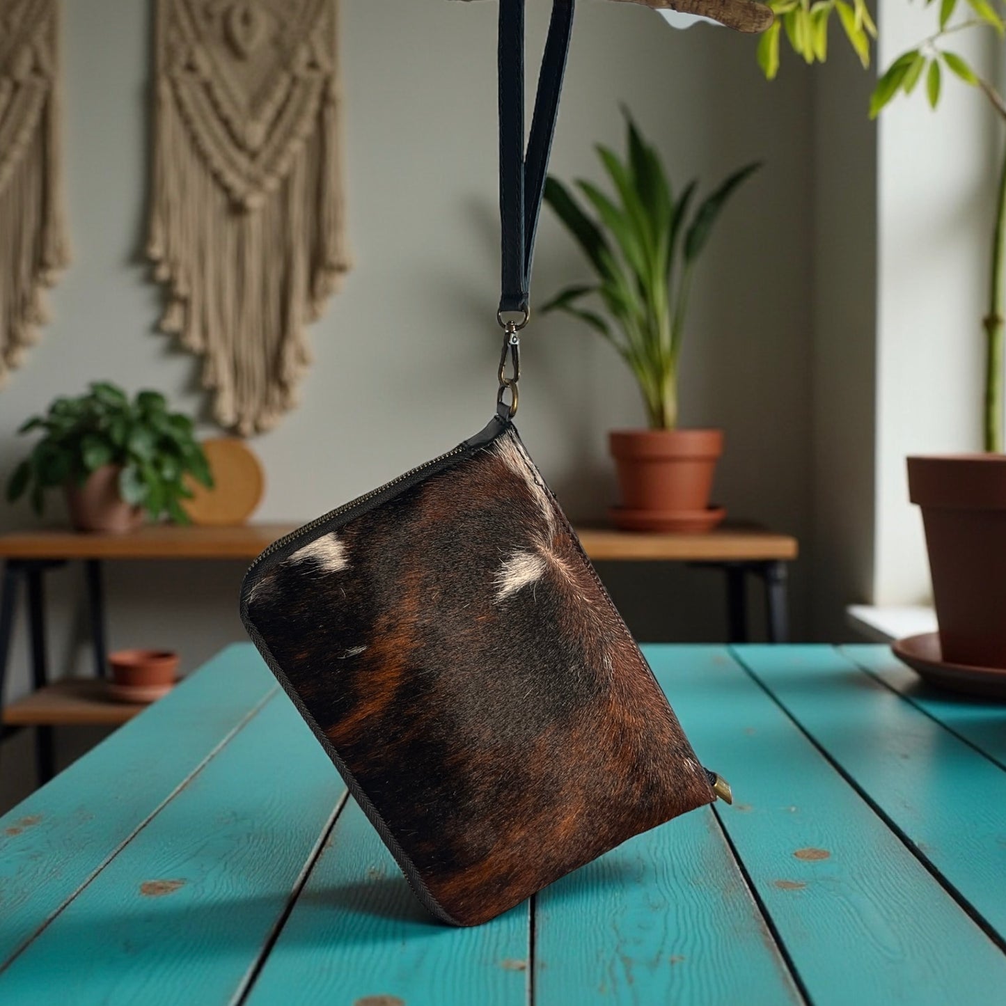 Bolso rectangular de piel negra con pelo de vaca – Hecho en Italia